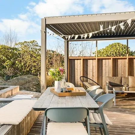 In The Hollywood Hills Of With Breathtaking Views *