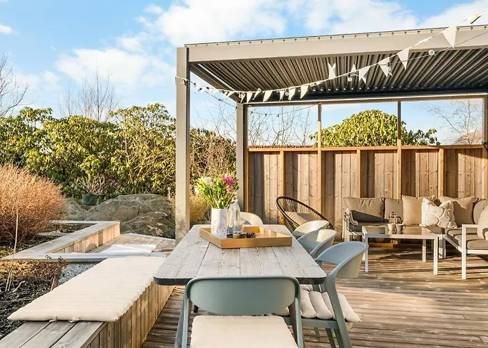 In The Hollywood Hills Of With Breathtaking Views *