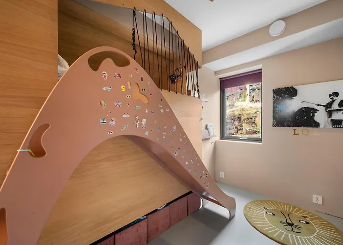 In The Hollywood Hills Of With Breathtaking Views Willa Bergen