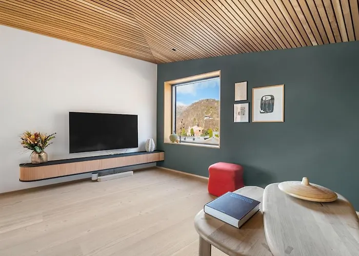 In The Hollywood Hills Of With Breathtaking Views Willa