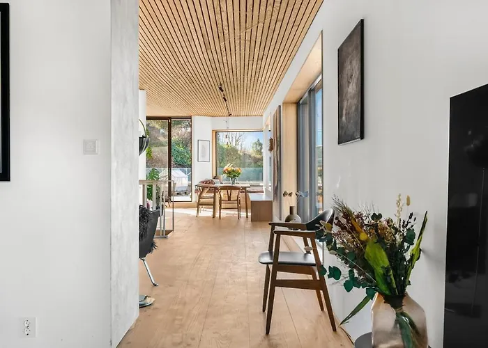 In The Hollywood Hills Of With Breathtaking Views *