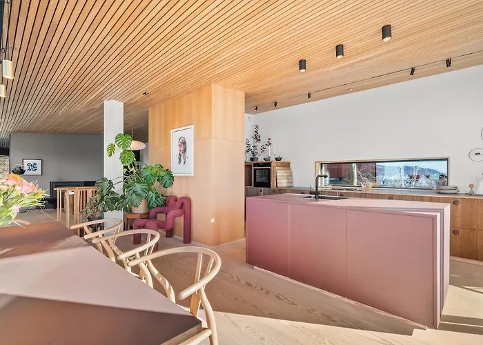 In The Hollywood Hills Of With Breathtaking Views Willa *