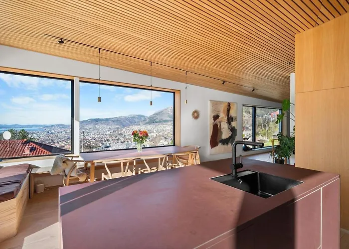 In The Hollywood Hills Of With Breathtaking Views *